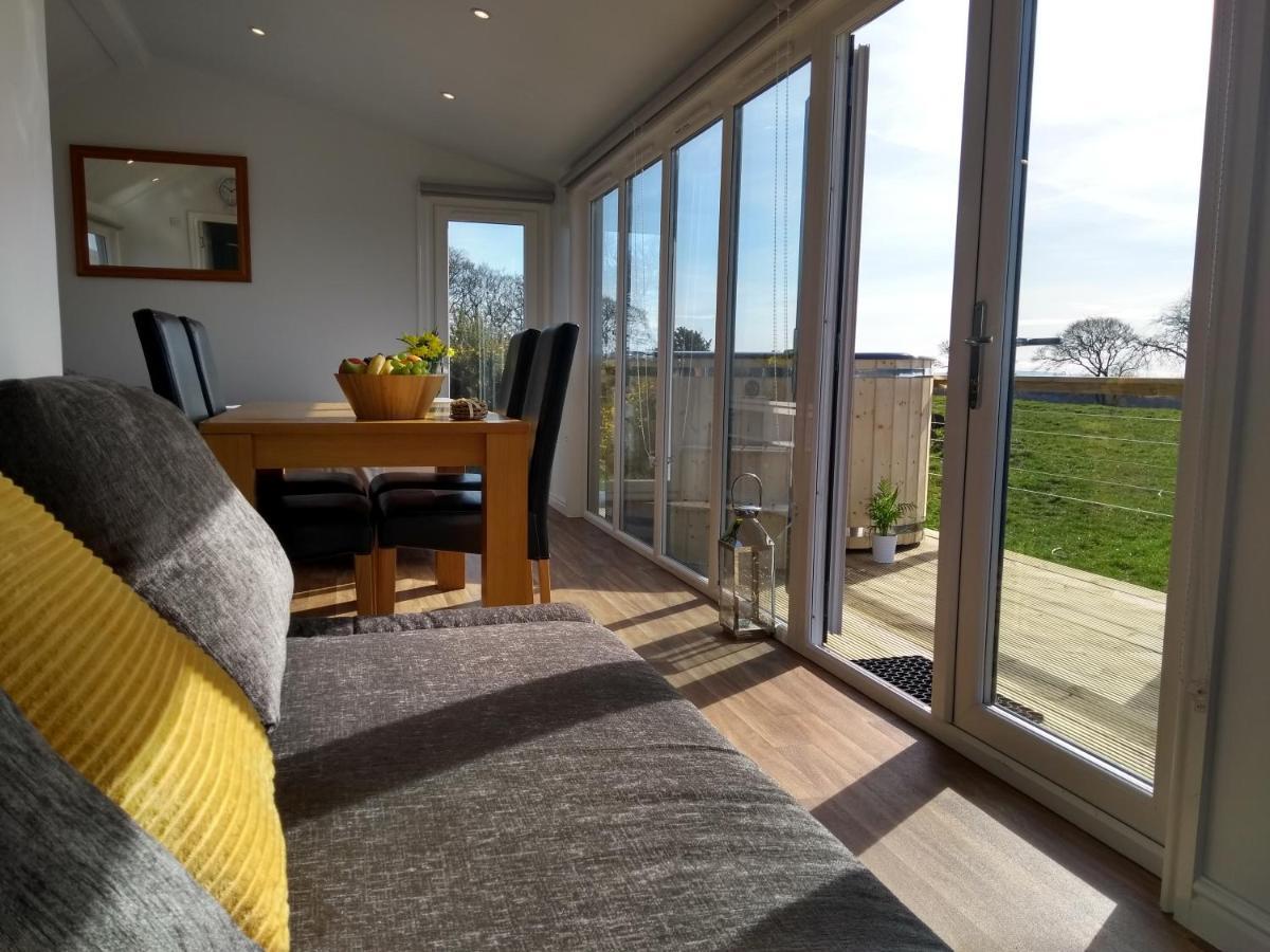 Cleeves Cabins Ailsa Luxury Lodge With Hot Tub Dalry  Екстер'єр фото