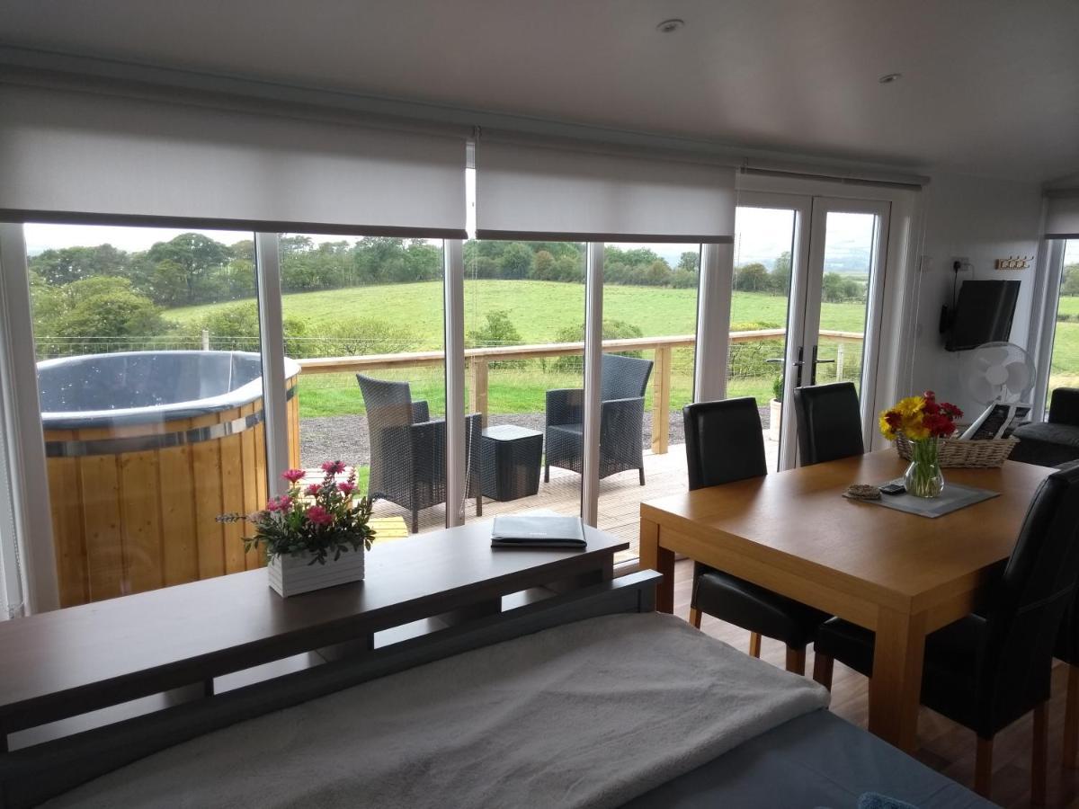 Cleeves Cabins Ailsa Luxury Lodge With Hot Tub Dalry  Екстер'єр фото