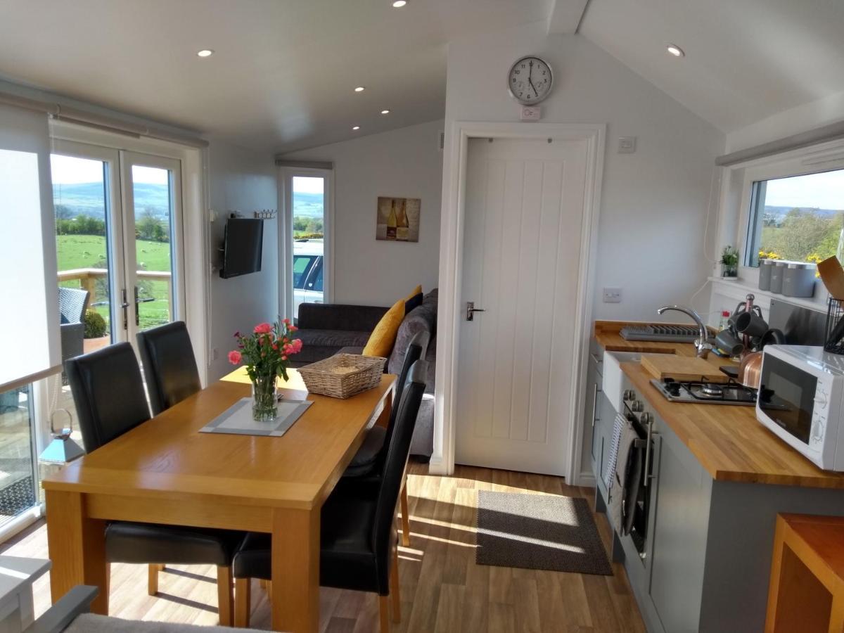Cleeves Cabins Ailsa Luxury Lodge With Hot Tub Dalry  Екстер'єр фото