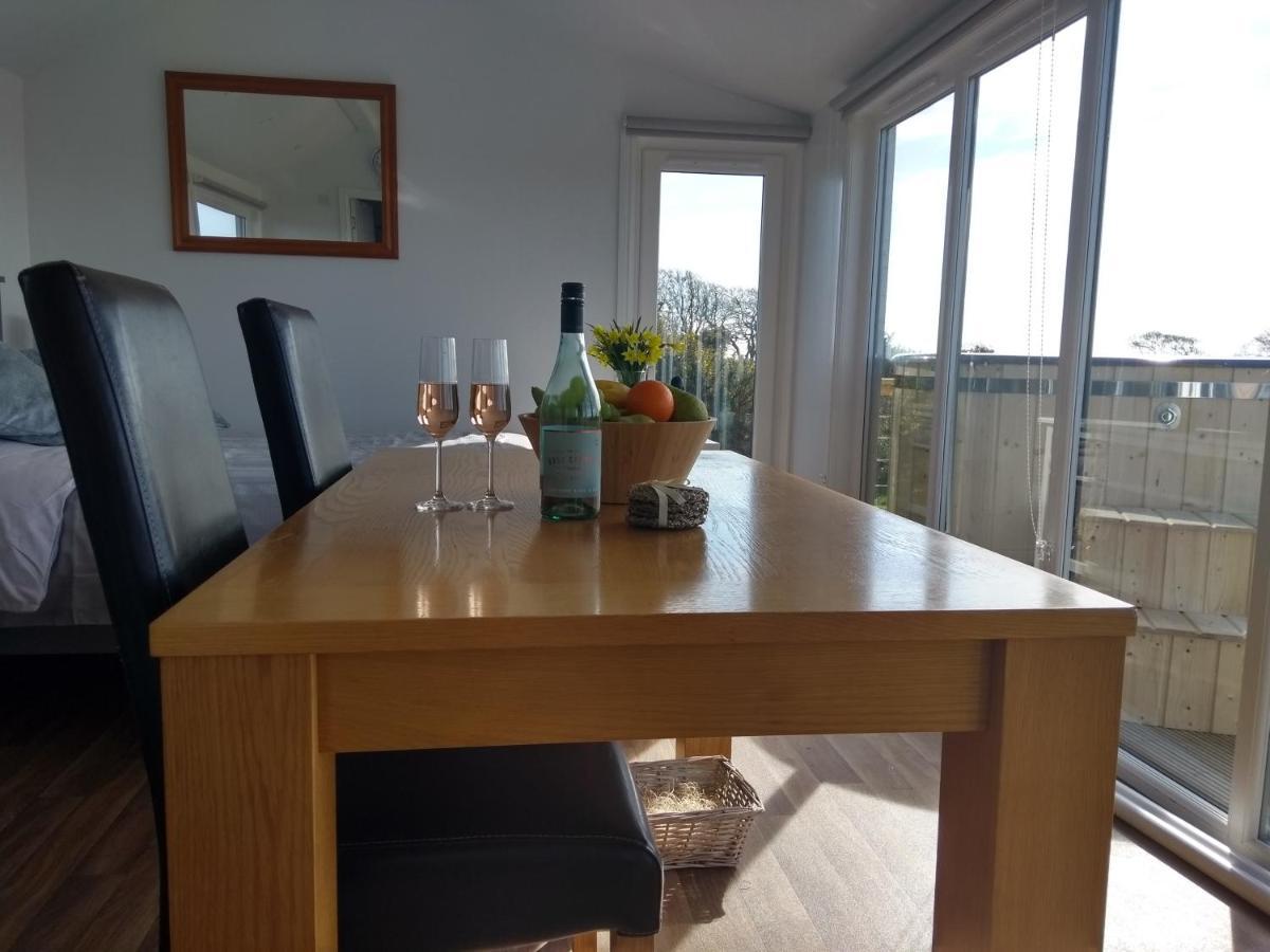 Cleeves Cabins Ailsa Luxury Lodge With Hot Tub Dalry  Екстер'єр фото